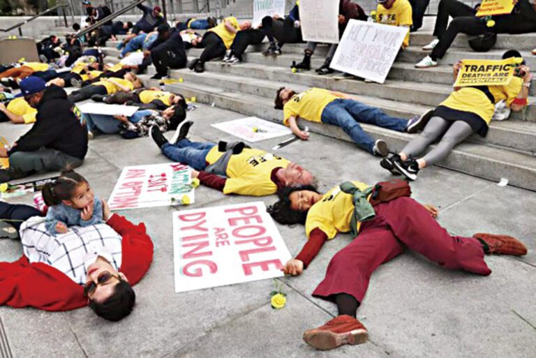 數十人在洛杉磯市政廳的台階上舉行抗議活動。洛杉磯時報