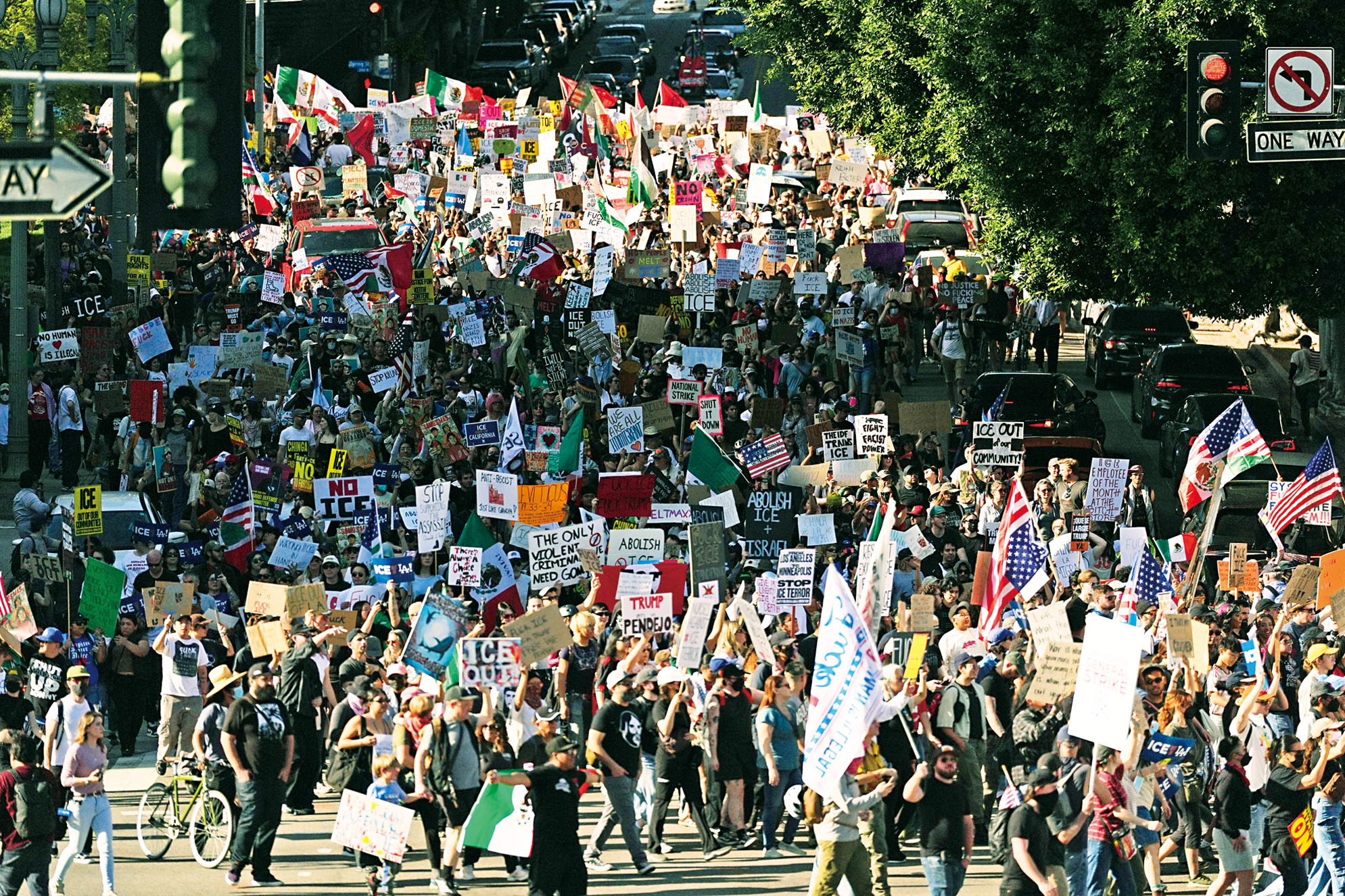 洛杉磯大批示威者響應全國號召，30日上街抗議聯邦移民執法行動。美聯社
