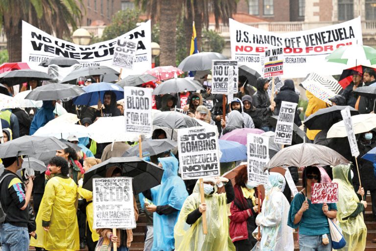 洛杉磯示威者冒雨抗議，譴責美國對委內瑞拉的軍事行動。美聯社