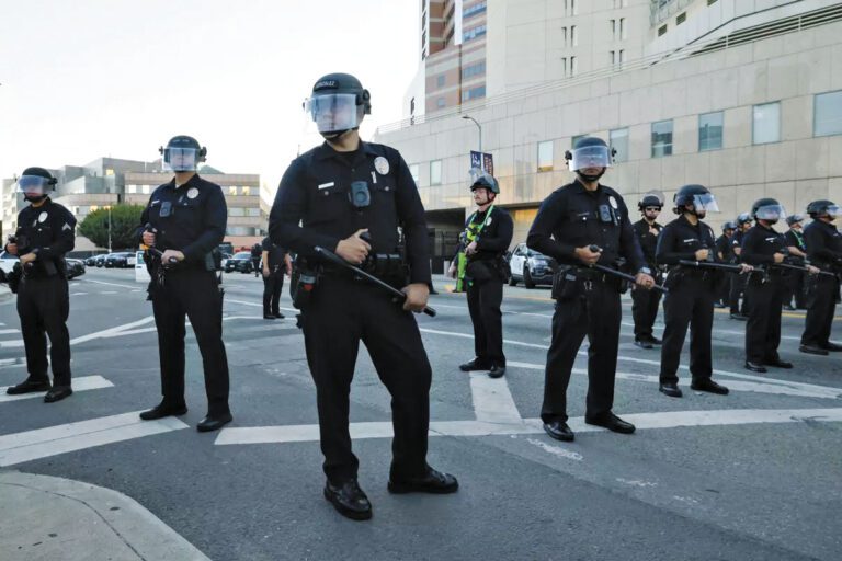 去年10月，在洛杉磯市中心舉行抗議活動中，警察現場出勤。洛杉磯時報