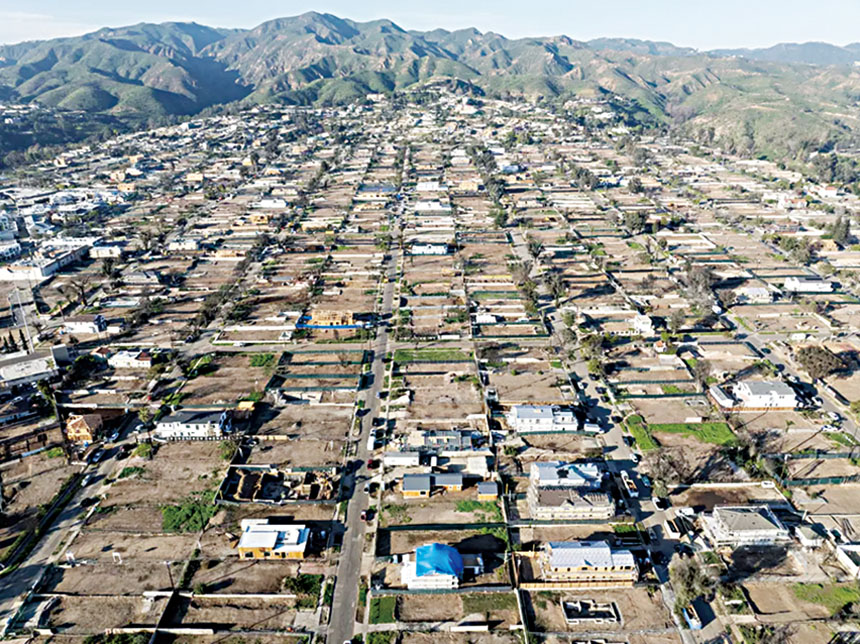 12月空拍圖展現太平洋帕利塞茲一些正在重建房屋和空置的地塊。洛杉磯時報