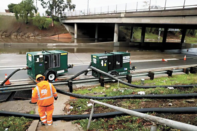 聖誕節前夕，由於洪水氾濫，5號州際公路封閉，太陽谷的居民正從州際公路抽水。洛杉磯時報