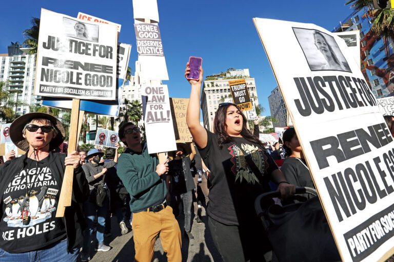 洛杉磯民眾集會示威，為日前命喪ICE探員槍下的古德討公道。美聯社