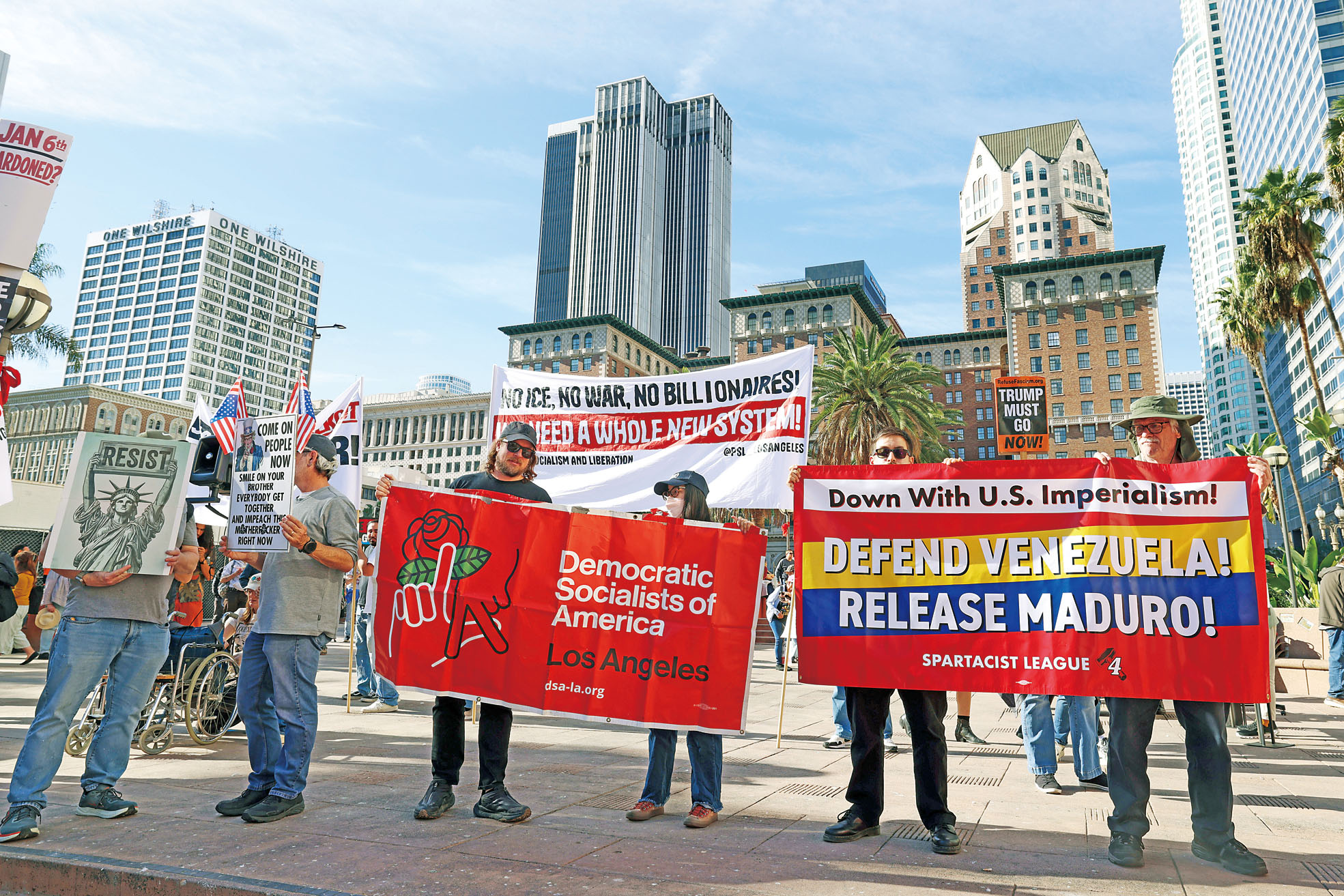 洛杉磯集會上，示威者除了要求結束移民執法行動之外，亦譴責美國軍事介入委內瑞拉。美聯社