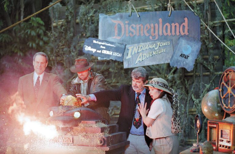 在加州的迪士尼樂園，工作人員和導演為印第安納瓊斯冒險之旅景點揭幕。美聯社