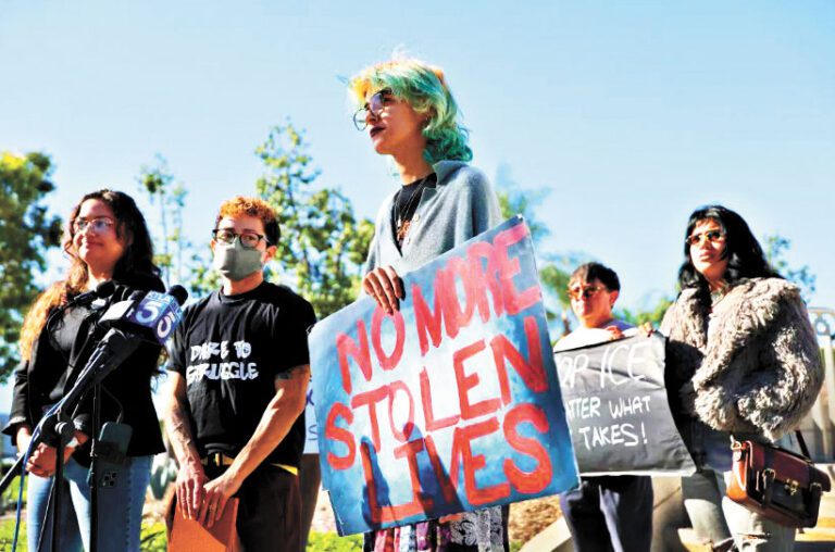 維權組織「敢於鬥爭」（Dare to Struggle）成員抗議特工向示威者發射彈藥而導致失明。洛杉磯時報