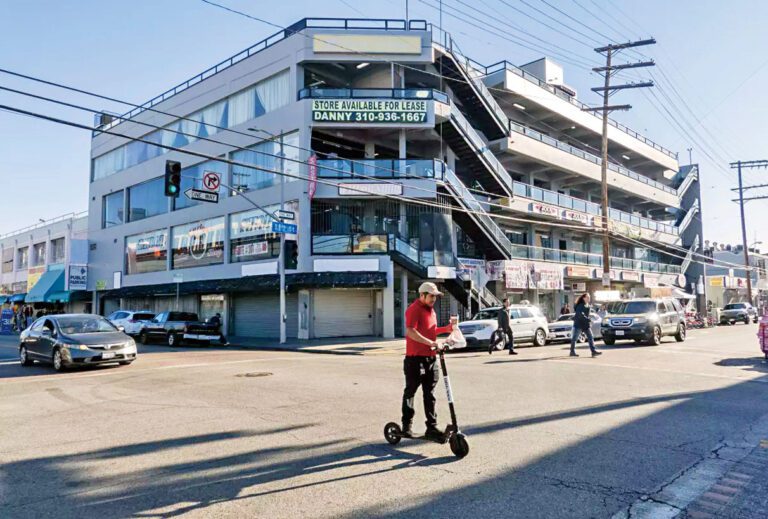 據目擊者稱，移民官員本周封鎖洛市時尚區的楓樹大道和第11街。《洛杉磯時報》