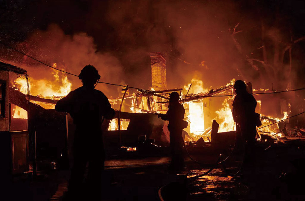 伊頓火災期間,消防員在阿爾塔迪納格倫羅斯大道的一處住宅滅火。洛杉磯時報