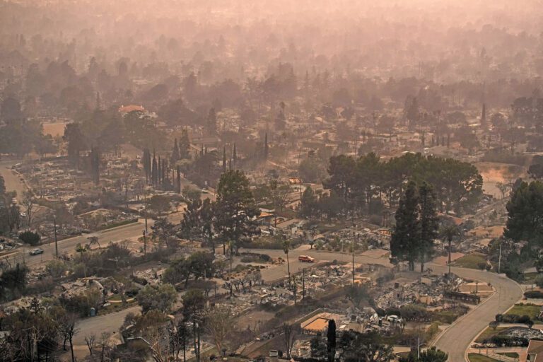 去年初山火摧毀大量房屋。美聯社