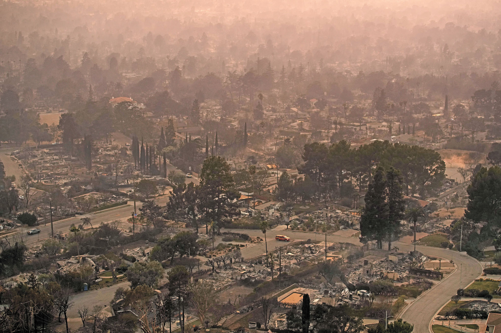 去年初山火摧毀大量房屋。美聯社