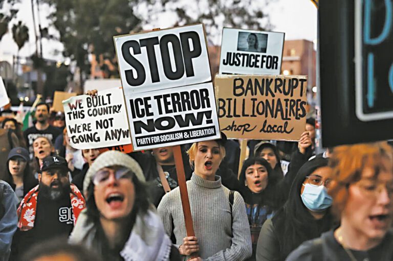 洛杉磯示威者24日舉著標語抗議明尼阿波利斯37歲男子亞歷克斯·普雷蒂遭槍擊身亡事件。美聯社