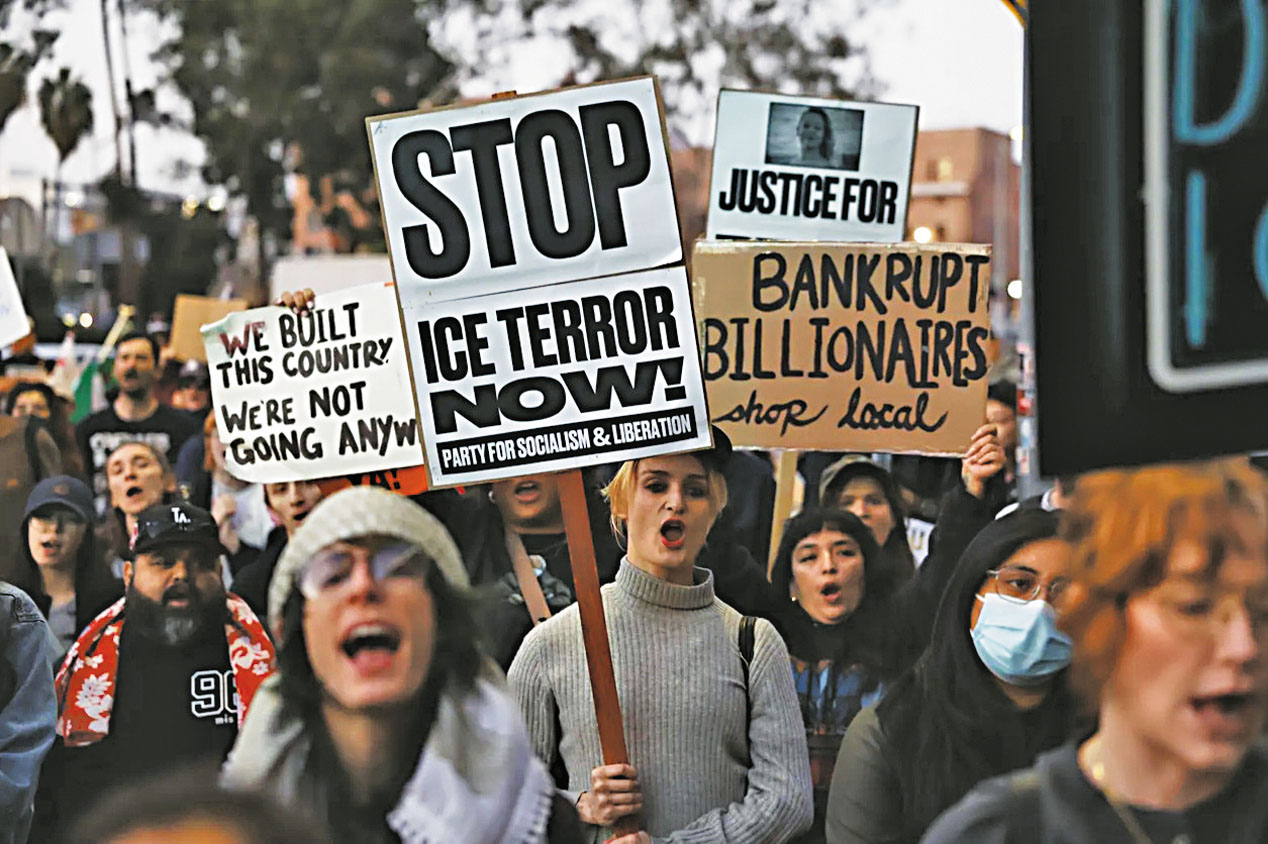 洛杉磯示威者24日舉著標語抗議明尼阿波利斯37歲男子亞歷克斯·普雷蒂遭槍擊身亡事件。美聯社