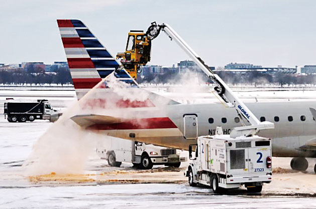 週一，一架飛機在羅納德·雷根華盛頓國家機場進行除冰作業。美聯社