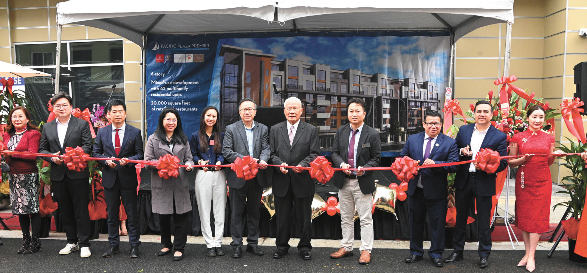 總裁周秦（中）及 出席官員與來賓共同剪綵。主辦方提供