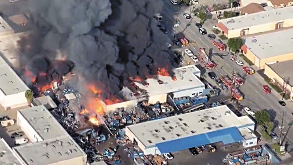 消防人員28日正在撲滅埃爾蒙特市一棟商業建築大火。 KTLA