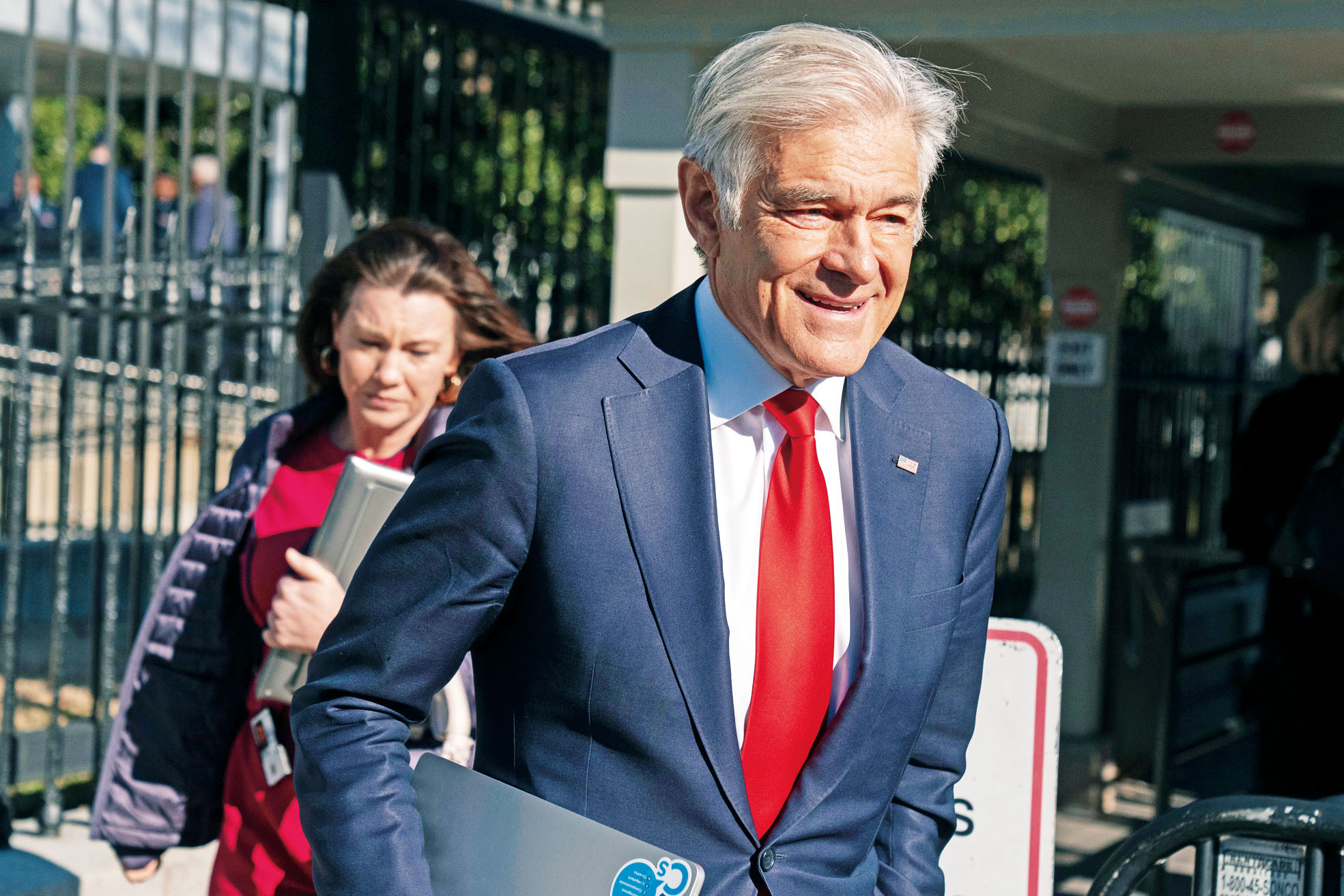 奧茲(Dr. Oz)日前在洛杉磯拍片,聲稱洛杉磯涉及約35億元安寧療護及居家護理詐騙,「相當一部分」由「俄羅斯亞美尼亞黑手黨」操控。美聯社資料圖片