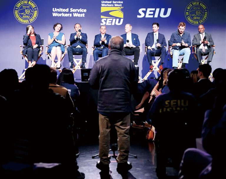 週六在洛杉磯舉行的勞工論壇上，幾位加州州長候選人就座聆聽一位工會工人的提問。洛杉磯時報