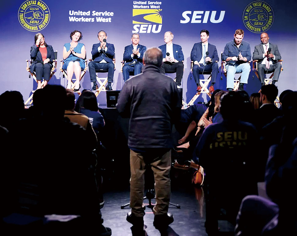 週六在洛杉磯舉行的勞工論壇上，幾位加州州長候選人就座聆聽一位工會工人的提問。洛杉磯時報