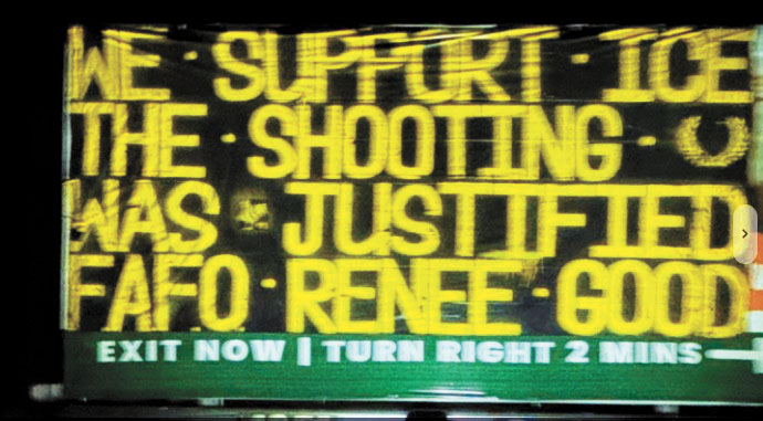 南加州高速公路旁的廣告看板遭竄改，貼上支持執法局等具爭議言論。讀者提供