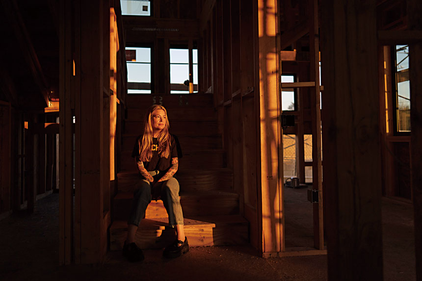 在伊頓山火中失去家園的菲格羅亞，正開始重建新居。美聯社