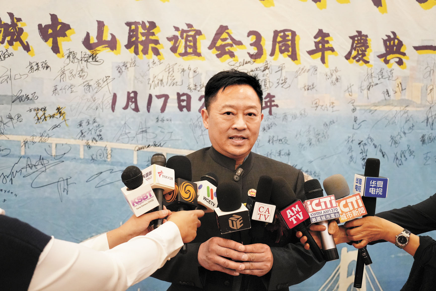 會長鄭錦棣接受媒體記者採訪。本報記者攝