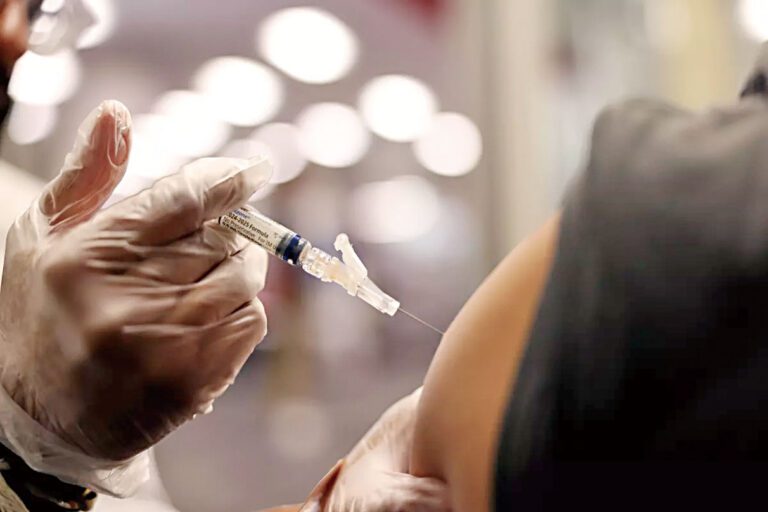 圖為民眾在杭廷頓公園CVS藥房接種流感和新冠疫苗。洛杉磯時報