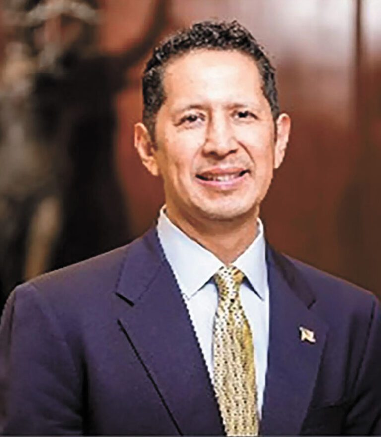 橙縣高等法院法官克勞斯楚被控一項郵件詐欺罪，並於同日簽署認罪協議。洛杉磯時報刊自紐森州長辦公室