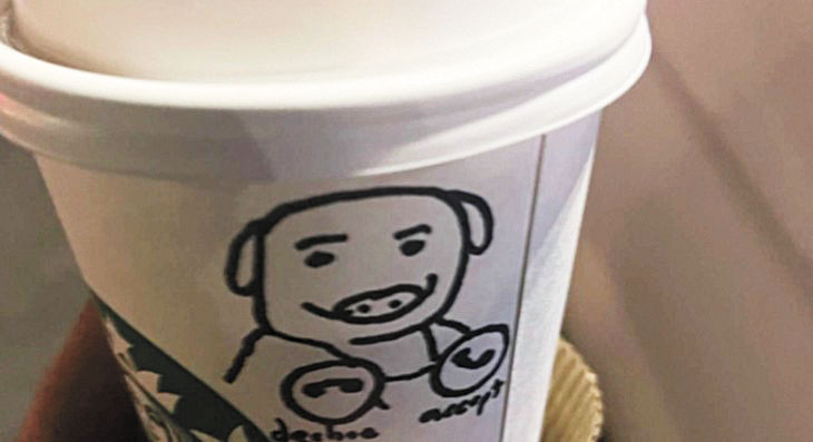 涉事員警表示，他對咖啡杯上的豬塗鴉感到沮喪與不安。洛杉磯縣警局