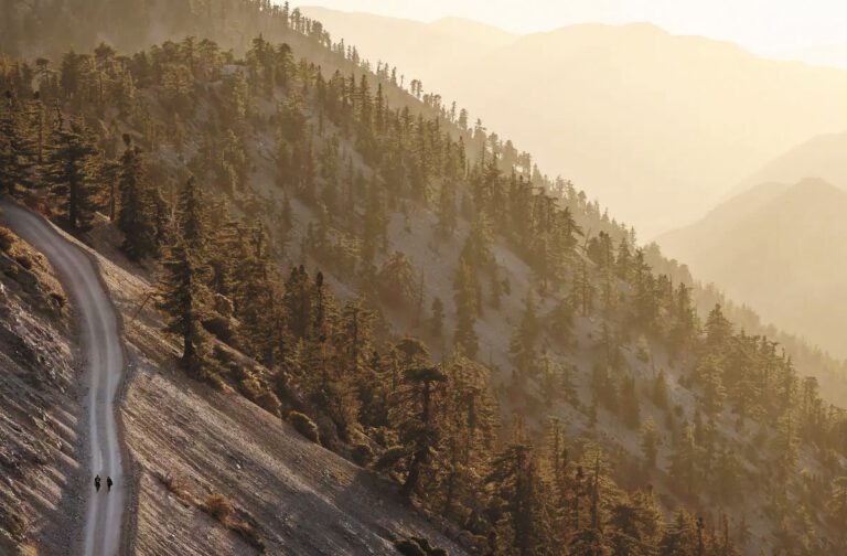登山者沿著小徑從鮑爾迪山滑雪度假村下來。洛杉磯時報