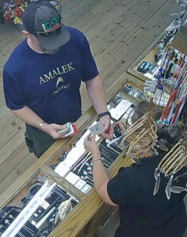 范登伯格在新墨西哥州一家旅行中心購買威力巨大煙火。美國新墨西哥州地區檢察官辦公室