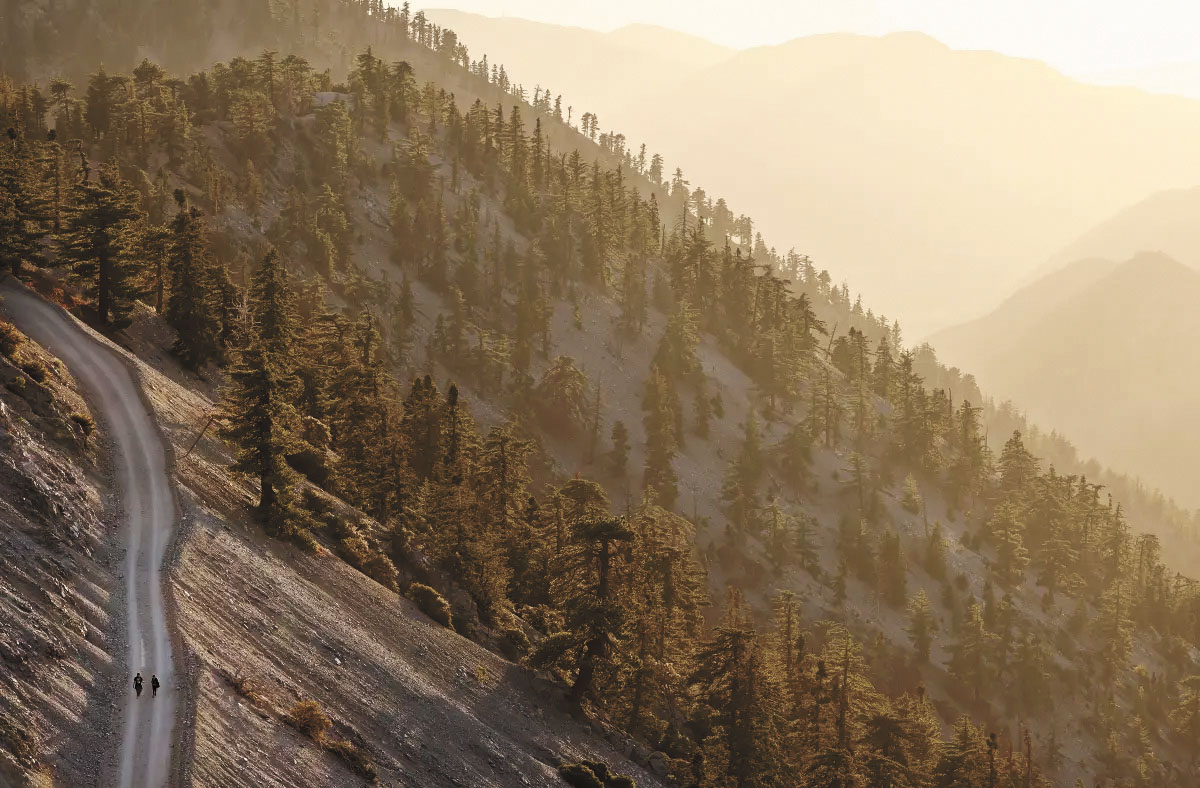 登山者沿著小徑從鮑爾迪山滑雪度假村下來。洛杉磯時報