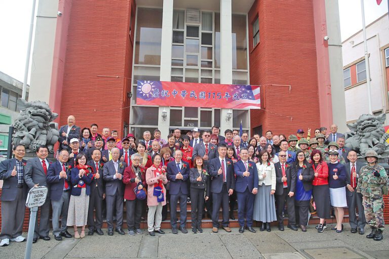 羅省中華會館元旦升旗典禮，嘉賓及僑團首長歡聚一堂。