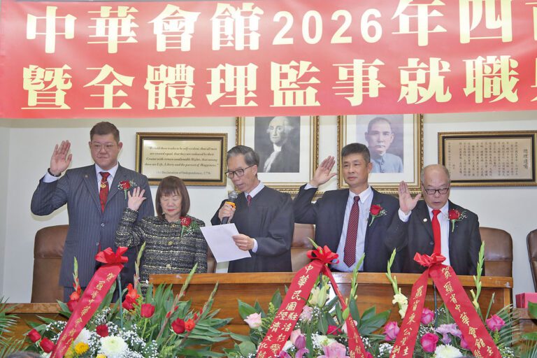 周本立法官主持宣誓儀式。左起：梁國輝、張麗卿、周本立、聶澤英、朱柏田。