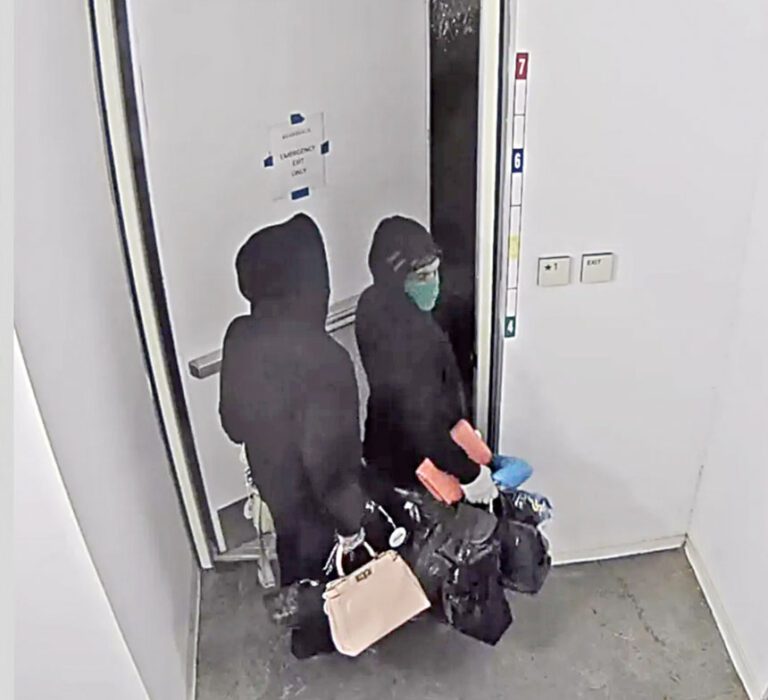 爾灣一間名牌店日前清晨遭人闖入，兩名疑匪企圖盜走總值約10萬元的手袋，被警員當場拘捕。爾灣警察局