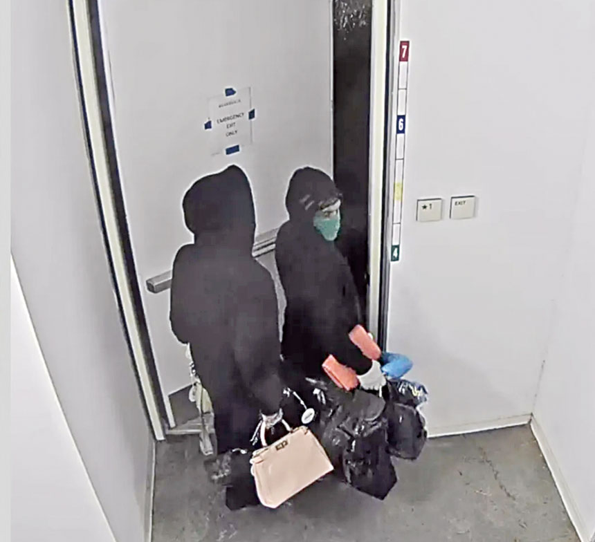 爾灣一間名牌店日前清晨遭人闖入，兩名疑匪企圖盜走總值約10萬元的手袋，被警員當場拘捕。爾灣警察局