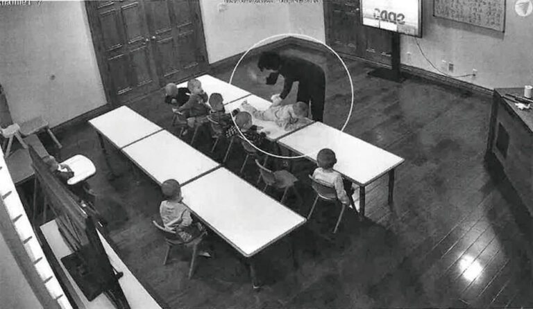 警方取得宅內監視影像顯示，8名幼童頭髮剪短，坐在教室般環境。其中一張影像，一名成人（描述為「老師/保姆」）將孩子放在桌上打屁股。警方取得影像