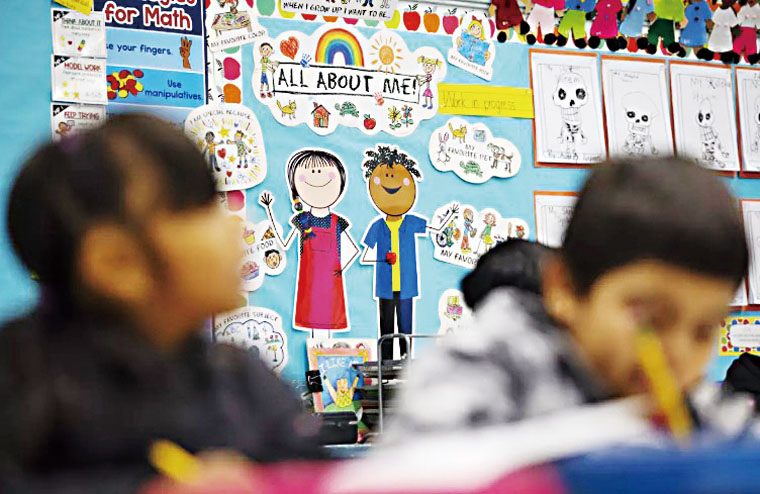 本月，洛杉磯第96街STEAM學院和雙語計畫學生正在寫字。洛杉磯時報