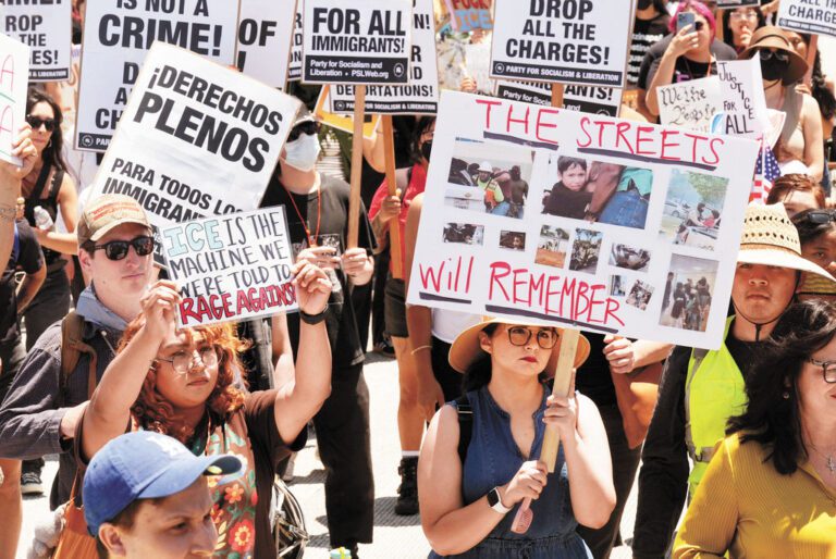 民眾去年七月在洛杉集會，呼籲移民及海關執法局停止突襲移民。美聯社