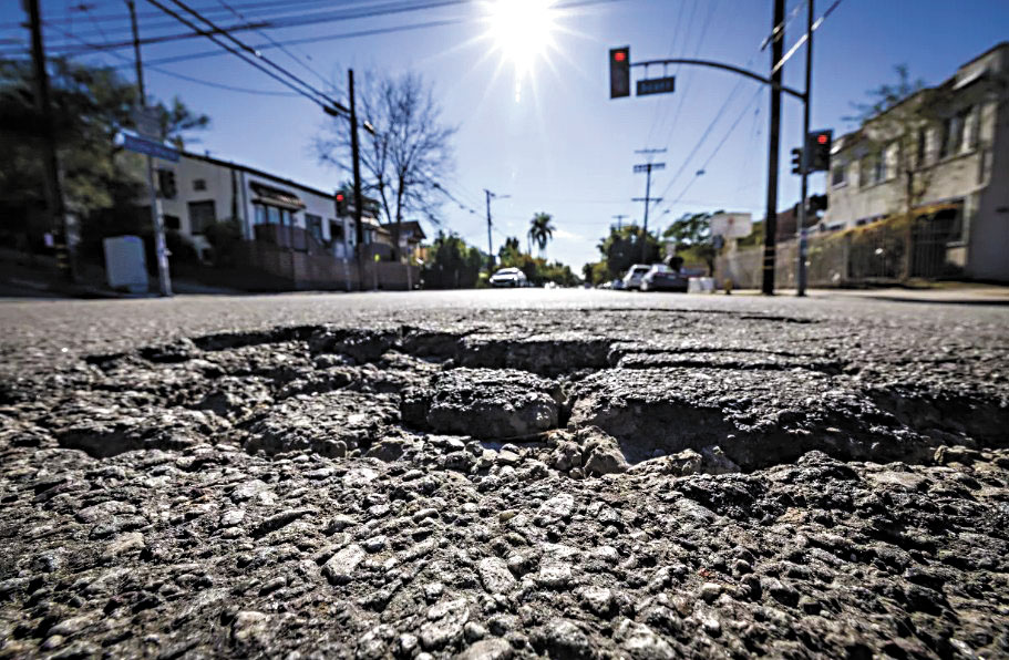 迴聲公園的斯科特大道和迴聲公園大道交匯處有一個坑洞。洛杉磯時報