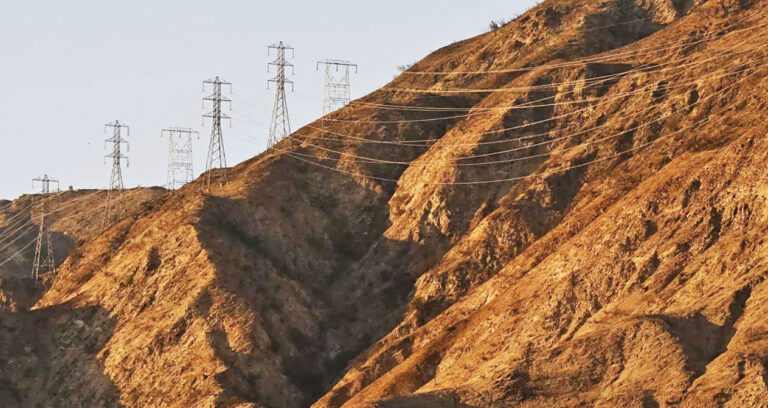 圖為南加州愛迪生電力公司的輸電線路。洛杉磯時報