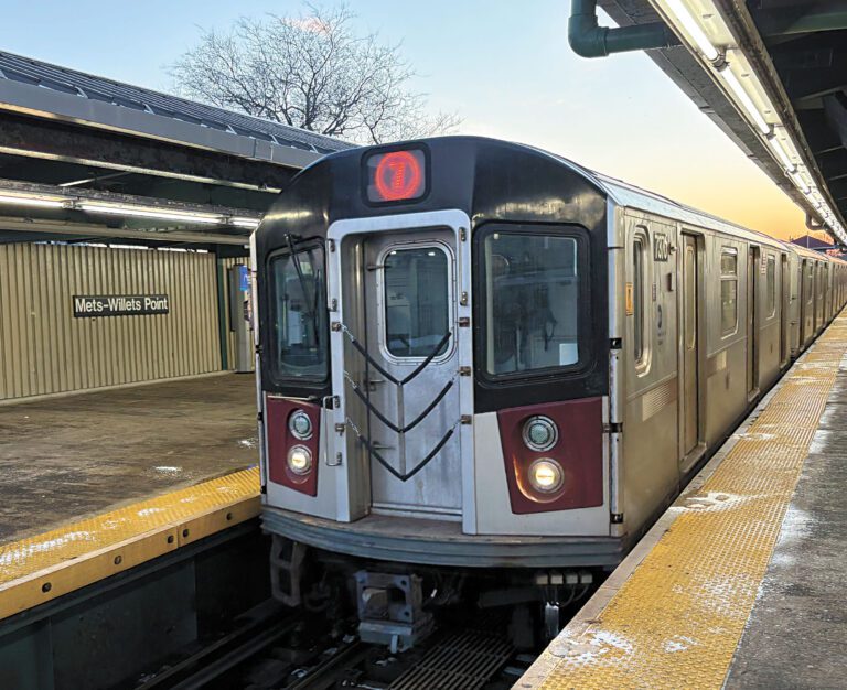 大都會運輸署今日開始調整地鐵、全市五行政區公共巴士單程票價至3元。