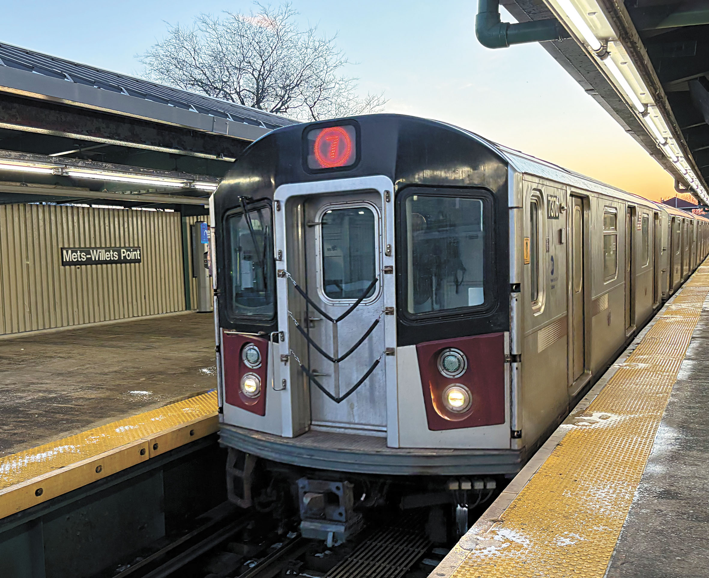 大都會運輸署今日開始調整地鐵、全市五行政區公共巴士單程票價至3元。