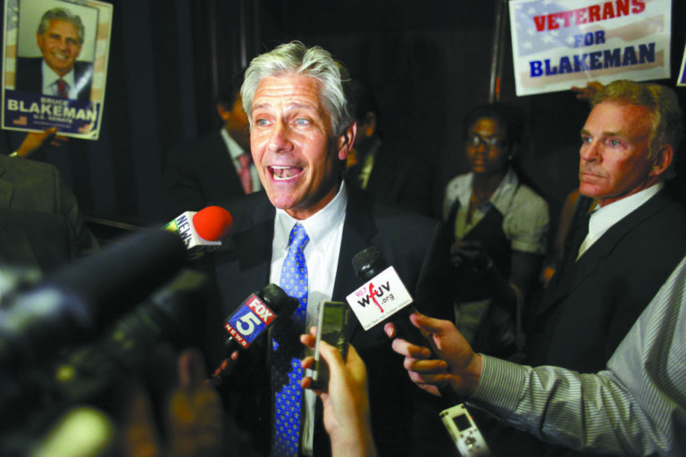 共和黨紐約州長候選人、納蘇郡行政長官布萊克曼（Bruce Blakeman）力挺總統特朗普政府強硬的移民與遣返政策。 美聯社