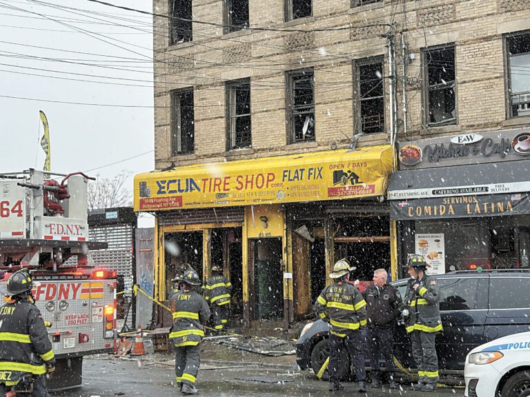 瑞吉屋法拉盛大道一棟商住綜合大樓清晨日發生三級大火，過百消防員動員救火，17日中午，大批消防員仍在清理火場，防死灰復燃。