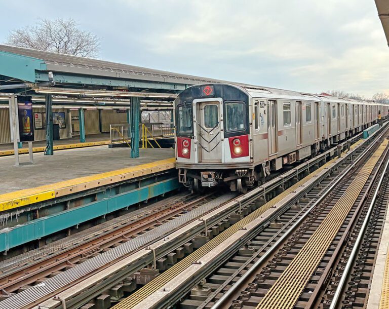 大都會運輸署宣布製訂特別措施在暴風雪期間的地鐵，五行政區巴士與長島火車，上州Metro North火車等公共交通網絡仍將保持運營。