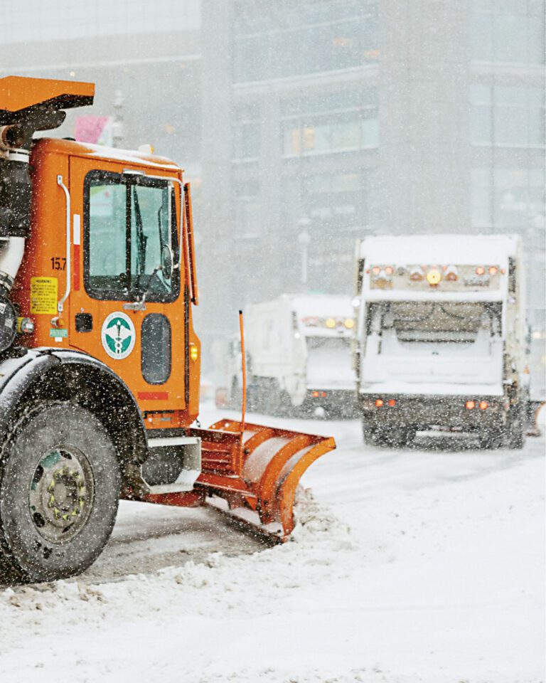 清潔局的鏟雪車上路工作。