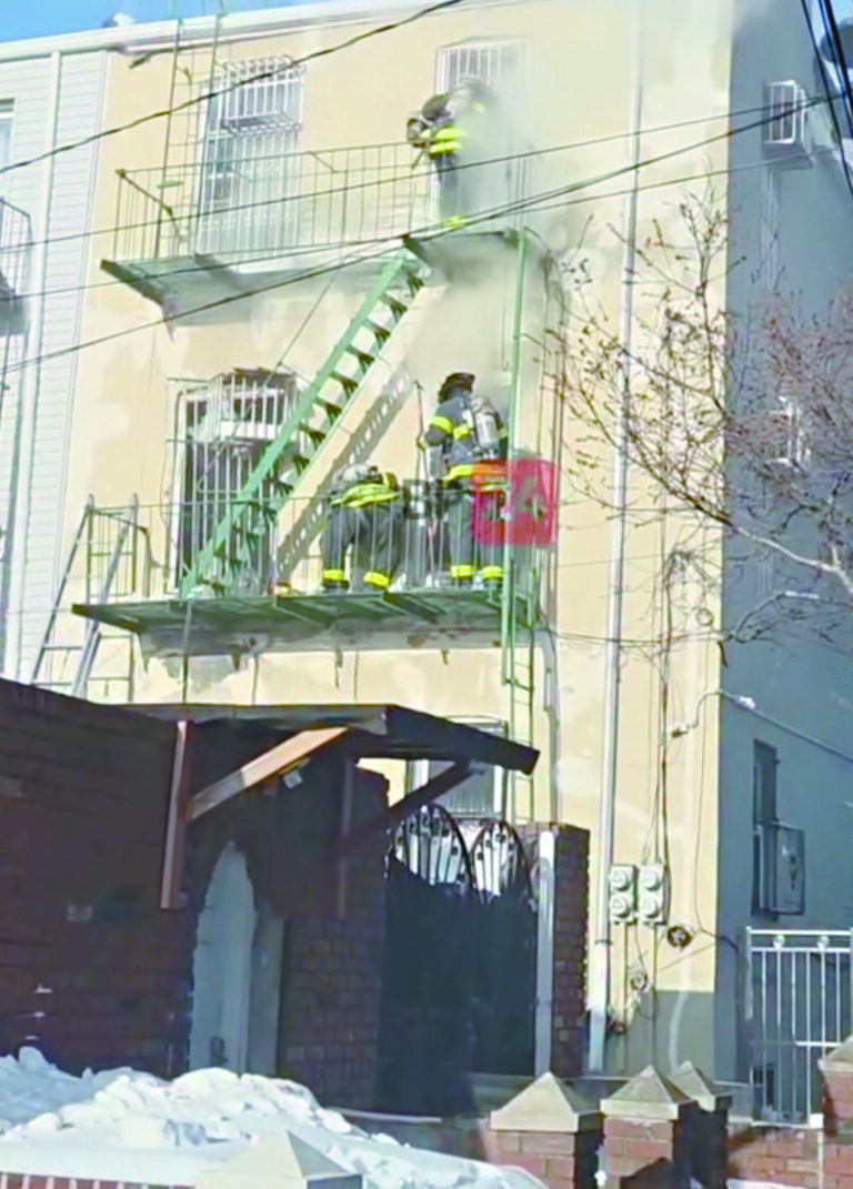 違規鐵窗影響消防員救火工作。