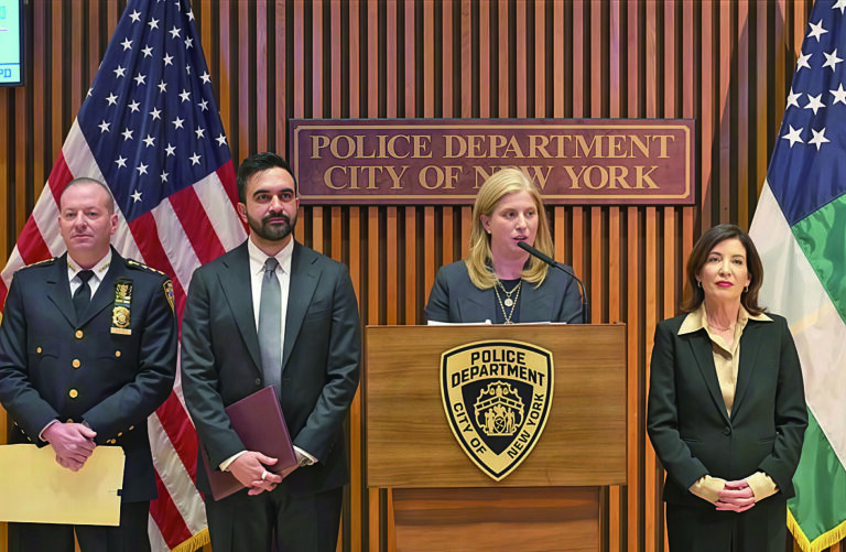 市警總警司李珮特里（Michael LiPetri）、市長馬姆達尼、市警務處長蒂施以及州長胡楚首次共同亮相。