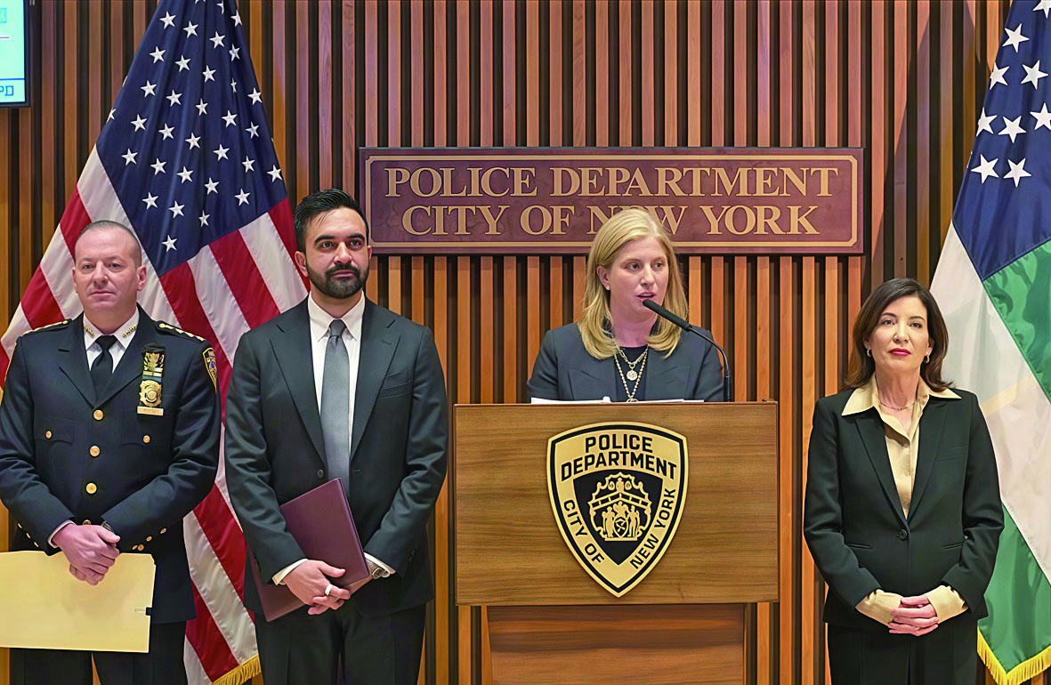 市警總警司李珮特里（Michael LiPetri）、市長馬姆達尼、市警務處長蒂施以及州長胡楚首次共同亮相。