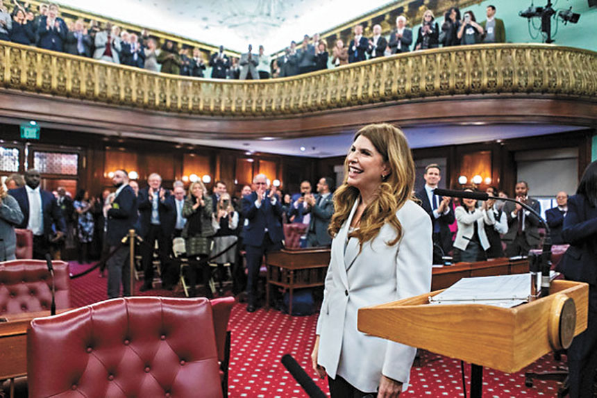 朱曼寧當選下屆市議長，受到議員及支持者的歡呼。